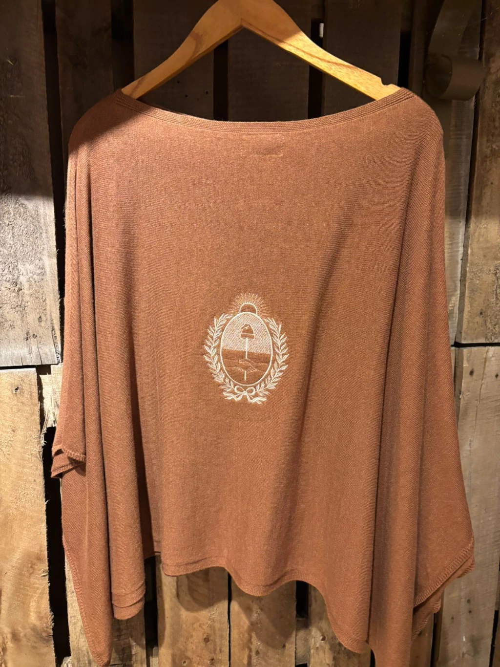 Poncho Escudo Bordado