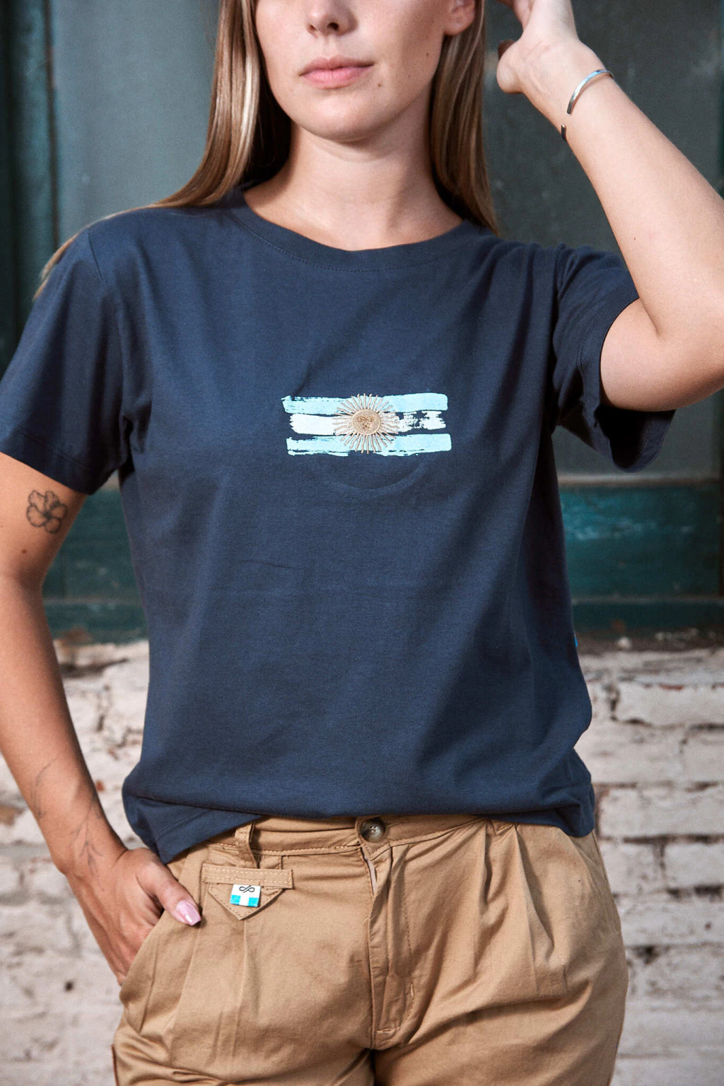 Remera Sol Bordado y Est. Bandera