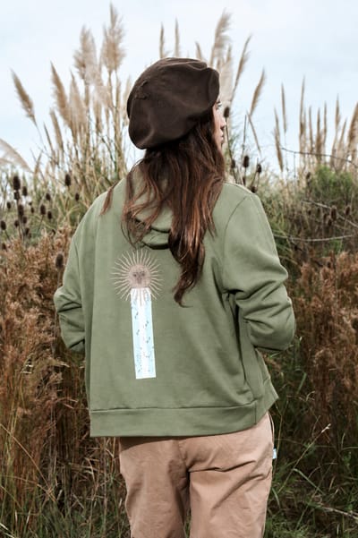 CAMPERA RUSTICA CON CAPUCHA ESTAMPA ESPALDA BANDERA Y SOL CAMPERA RUSTICA