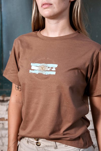 REMERA SOL BORDADO Y ESTAMPA DELANTERA