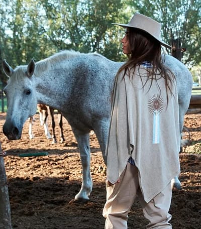 PONCHO CON ESTAMBA BANDERA Y SOL TALLE GENERICO COLOR BEIGE
