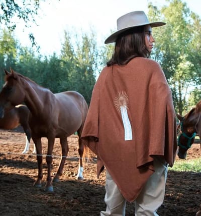 PONCHO CON ESTAMBA BANDERA Y SOL TALLE GENERICO COLOR TOSTADO