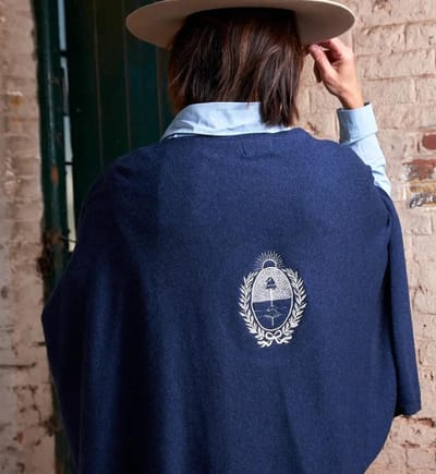 PONCHO ESCUDO BORDADO TALLE GENERICO COLOR AZUL MARINO
