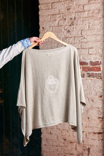 PONCHO ESCUDO BORDADO TALLE GENERICO COLOR BEIGE