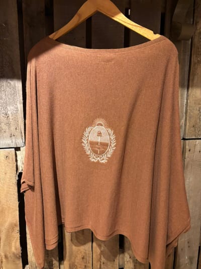 PONCHO ESCUDO BORDADO TALLE GENERICO COLOR TOSTADO